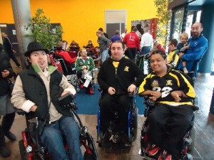 Fabio Pirastu, a Lignano Sabbiadoro, con due componenti della Nazionale di hockey australiana