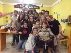 Rossana (davanti), con i volontari e le volontarie che “prestano le braccia” per gestire “La bottega delle idee”.