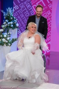 Benedetta De Luca (vestita da sposa) e Michele Gallo partecipano al programma “Detto Fatto”.