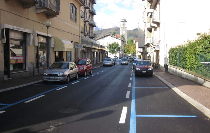 strisce blu