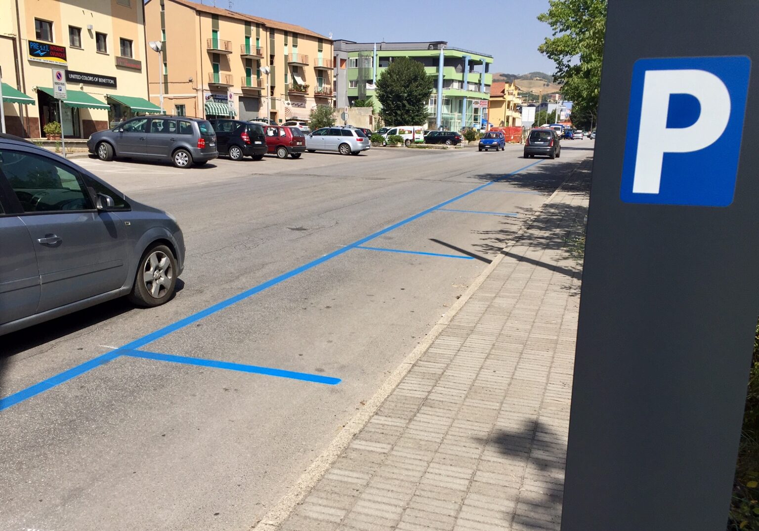PARCHEGGIO STRISCE BLU