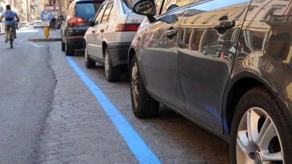 strisce blu auto parcheggio